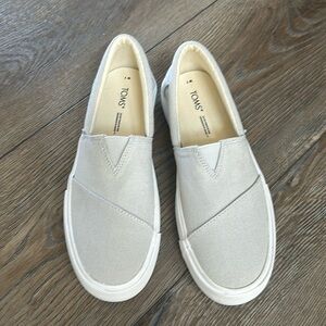 NWOT TOMS Size 7  Slip on Sneaker